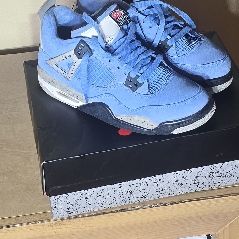 Jordan Air Retro 4 in University Blue and Black